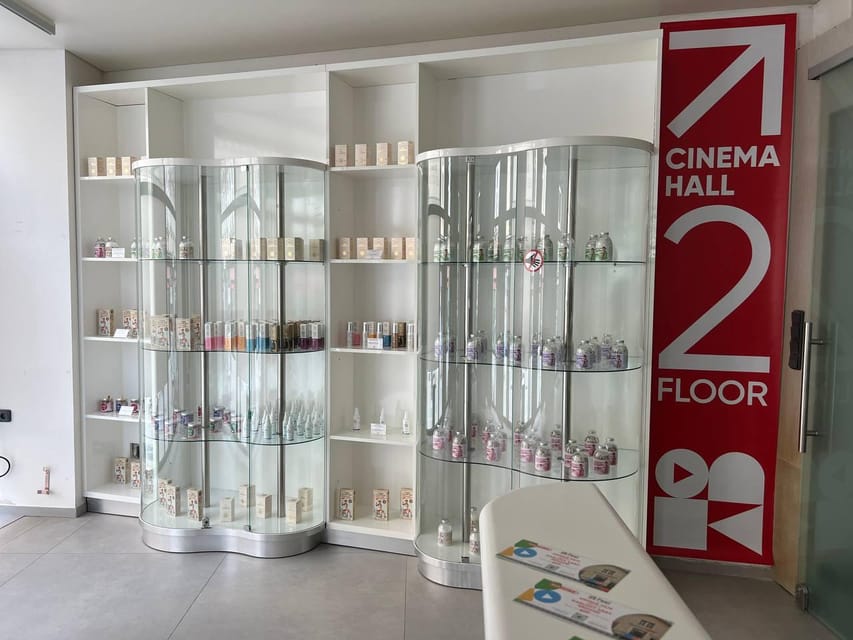 Karlovy Vary: Tourist Cinema Experience - Four audio choices without caption reading
