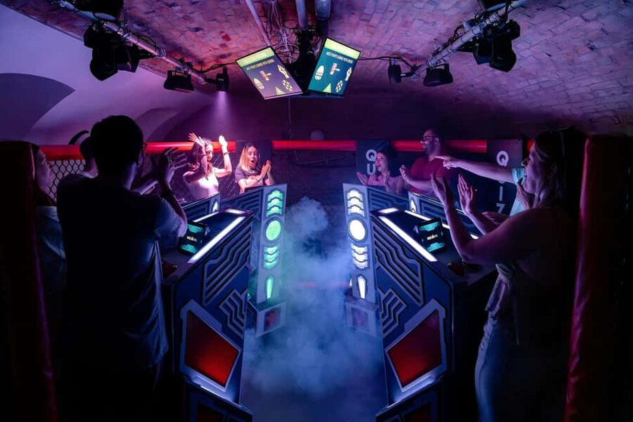 Leonoria Quizboxing- TV show-style team event in Budapest - Why the console and lighting change the mood