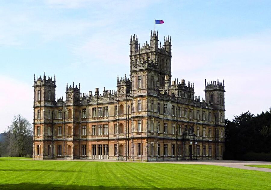 London: Downton Abbey Countryside Black Taxi VIP Tour - What makes the church stop worthwhile