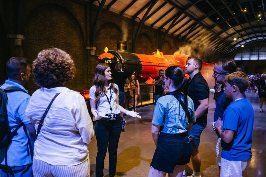 London: Fully-Guided Making of Harry Potter Tour - Food, Butterbeer, shopping, and practical comfort