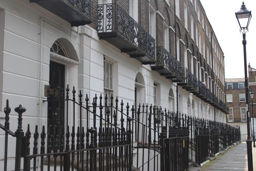 London: Guided Harry Potter Bus Tour of Locations - Starting beside the Thames at Embankment
