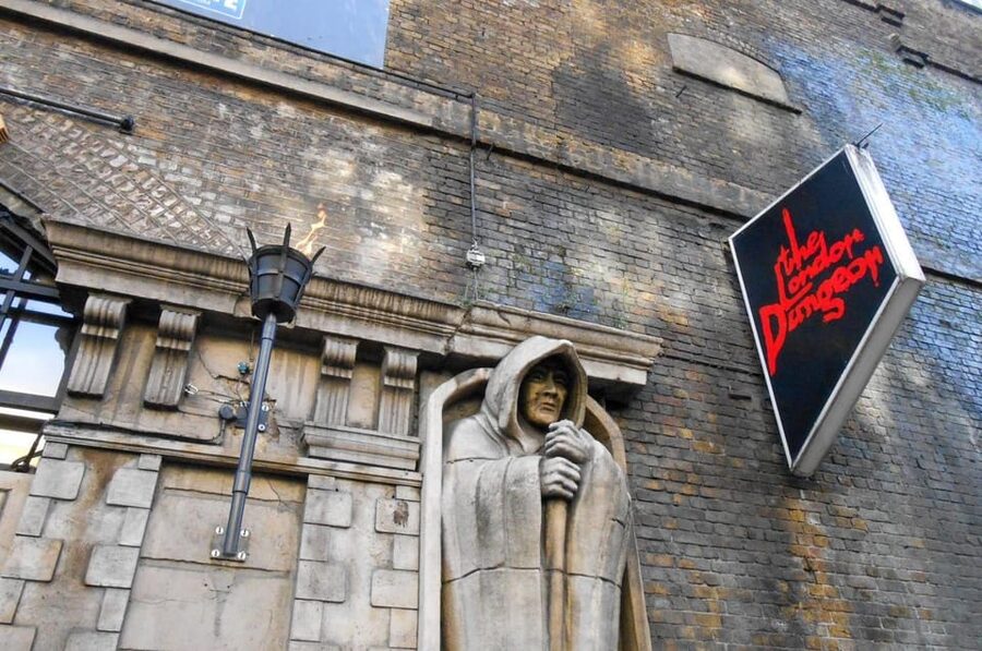 London: Harry Potter Walking Tour & the London Dungeons - Key details that shape the day