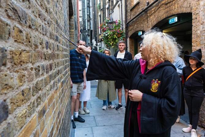 London: Interactive Harry Potter Walking Tour - Trafalgar Square and the inspiration for Gringotts