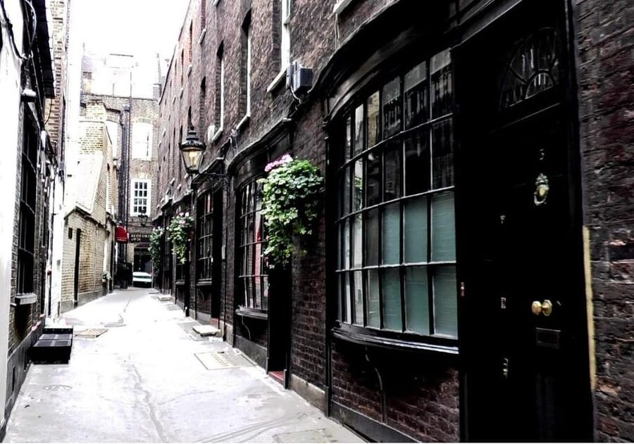 London: Private Family Harry Potter Movie Locations & Cruise - Covent Garden and the Palace Theatre