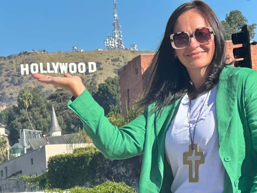 Los Angeles: Guided City Tour of Hollywood & Beverly Hills - Beverly Hills and Rodeo Drive show the polished side