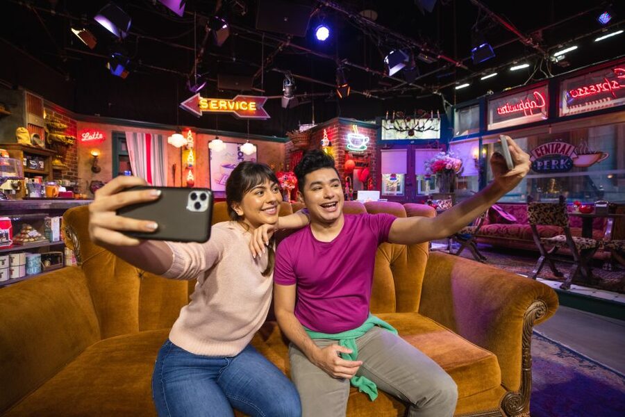 Los Angeles: Warner Bros. Studio Tour Hollywood - The Friends section and Central Perk
