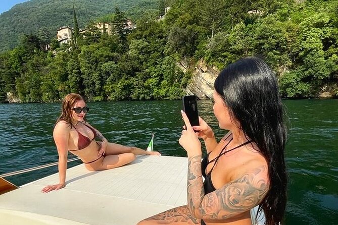 Luxury Boat Tour on Lake Como: Prosecco, Movie Locations & Music - Leaving Como by private boat