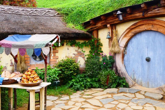 Luxury Small group tour from Auckland to Hobbiton Movie Set - A luxury ride instead of a standard coach