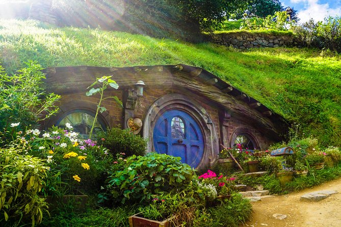Luxury Small group tour from Auckland to Hobbiton Movie Set - Three hours that reward a slower pace