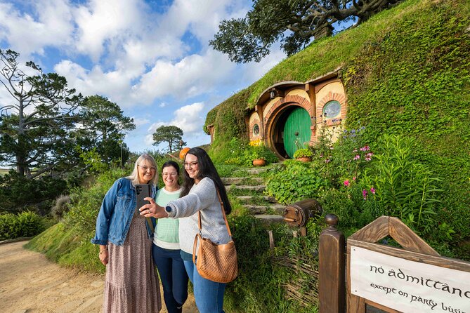 Magical Hobbiton: Small-Group Guided Tour from Auckland - Arriving at Alexander Family Sheep Farm