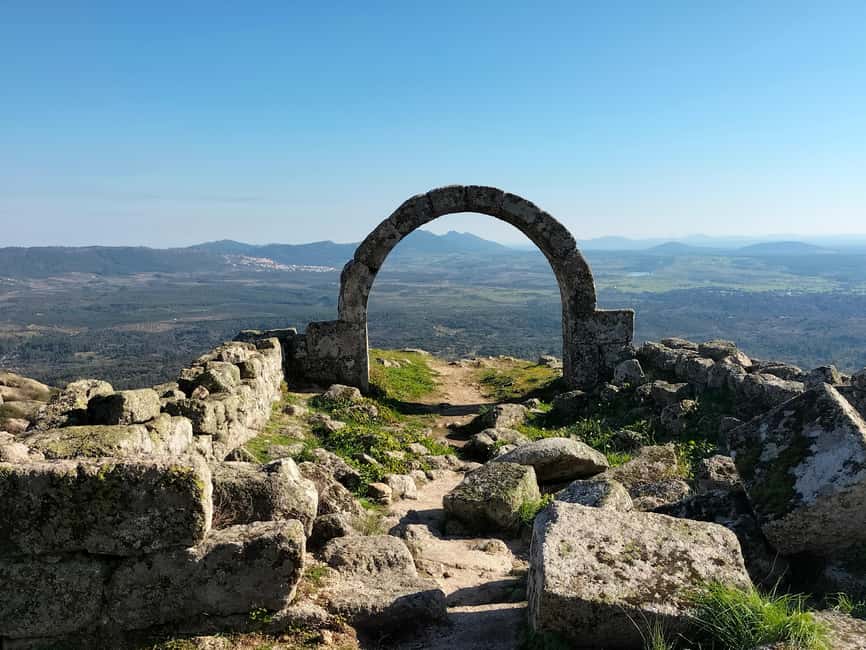Monsanto (TV Game of Thrones): Private Day Tour from Lisbon - Family fit and physical demands