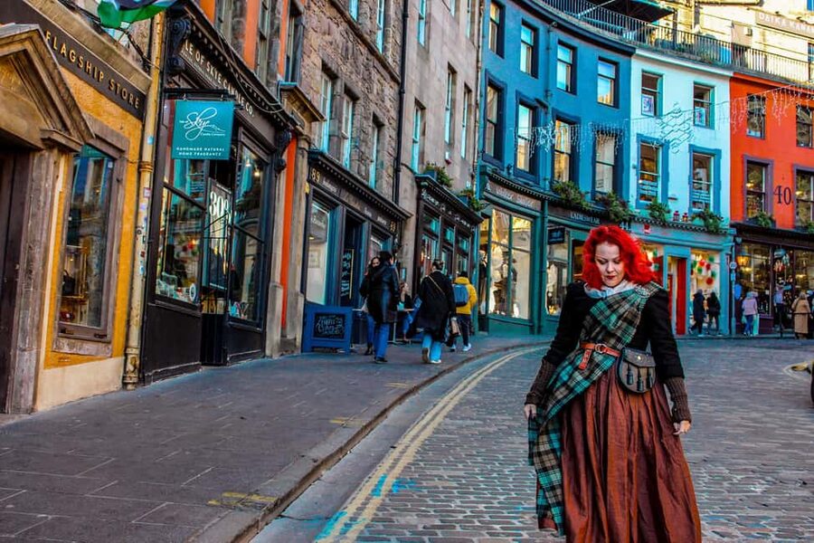 Outlander's Scotland Tour - Rebel Jacobite Tour - Meeting Charlotte outside St Giles’ Cathedral