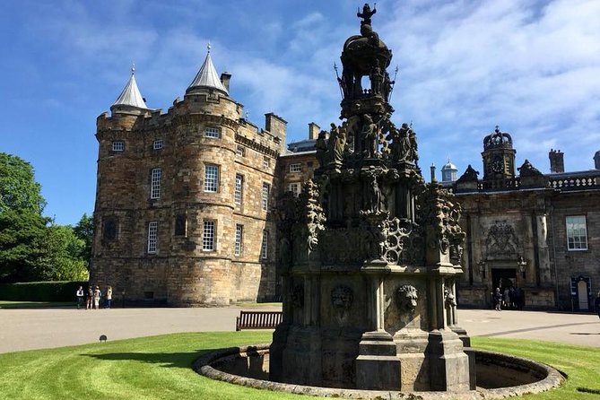Outlander Walking Tour of Edinburgh's Old Town - John Knox House and the narrow close