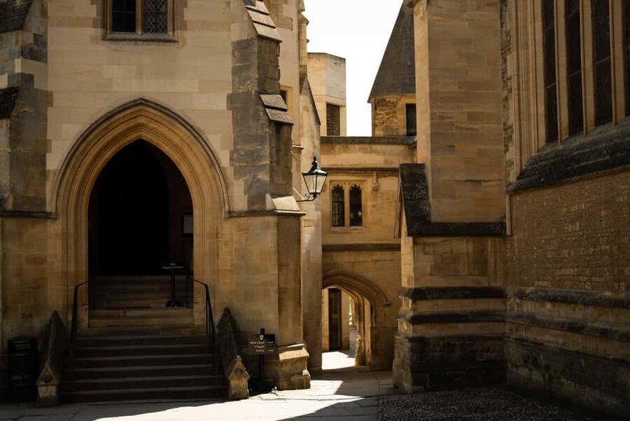 Oxford: Alumni-led Harry Potter Film Tour - Bridge of Sighs and Radcliffe Square