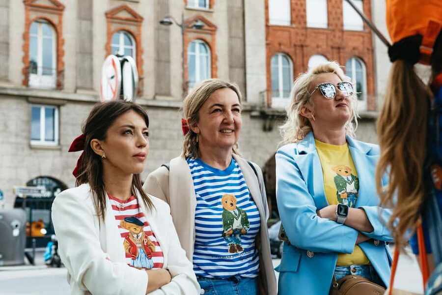 Paris: Emily TV Show Locations Guided Walking Tour - Gabriel’s restaurant and La Boulangerie Moderne