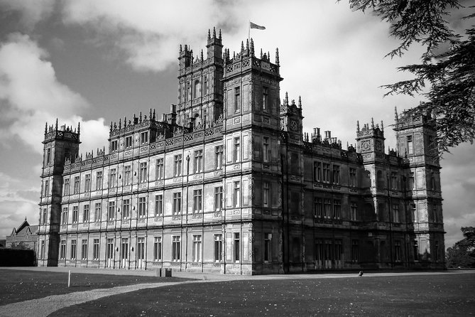 Private Downton Abbey Tour, including Bampton, Cogges Farm, and Highclere - Starting in a London black cab at 9:00 a.m.