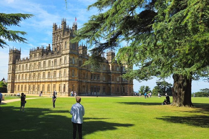Private Downton Abbey Tour to Highclere Castle With Lunch Stop - Lunch at the Trout at Tadpole Bridge