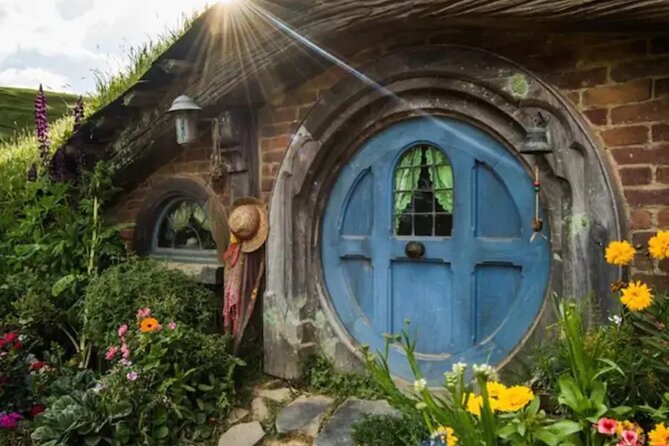 Private Hobbiton & Waitomo Caves Transfer from Auckland - Waitomo Glowworm Caves: a short, striking underground visit