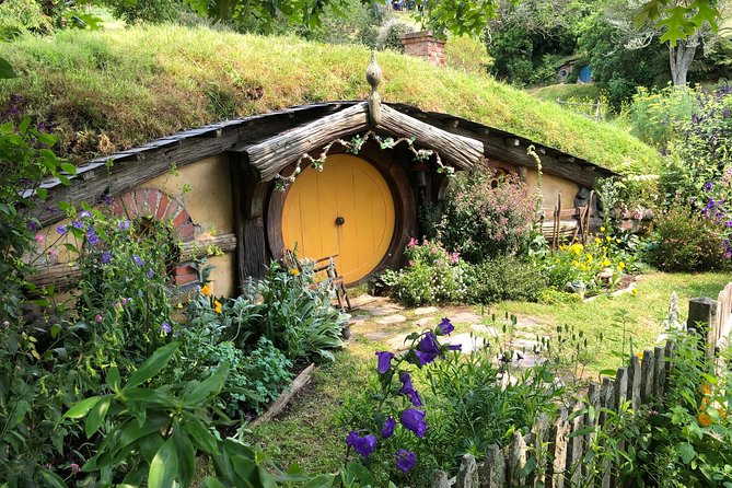 Private Luxury Tour to Hobbiton Movie Set & Waitimo Glowworm Cave - Lunch, water, WiFi, and what is really included