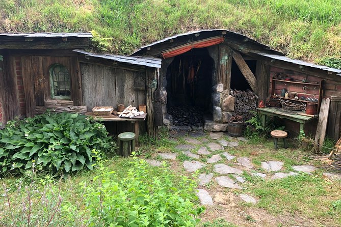 Private Luxury Tour to Hobbiton Movie Set & Waitimo Glowworm Cave - Booking, cancellation, and weather details