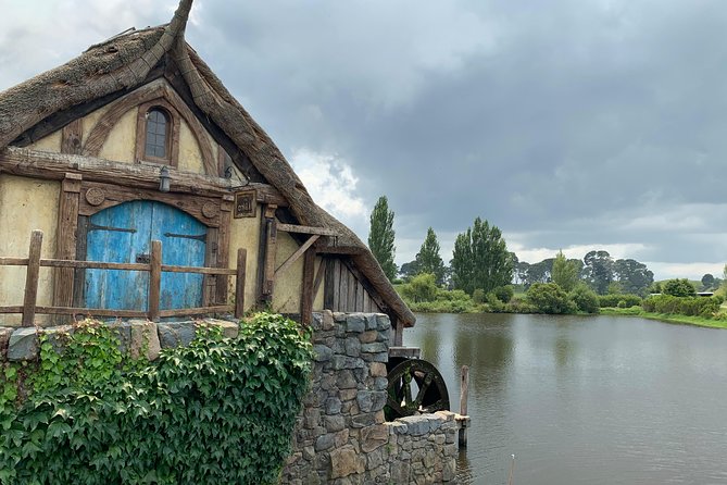 Private Luxury Tour to Hobbiton Movie Set & Waitimo Glowworm Cave - Hobbiton Movie Set: a carefully built Shire