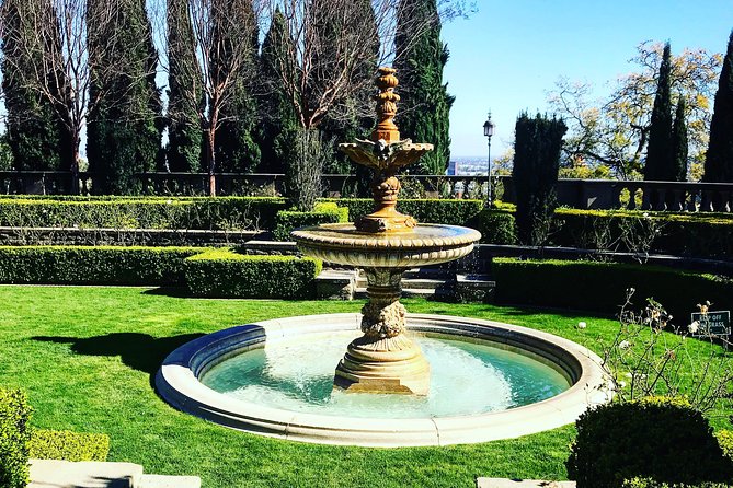 Private Scandals and Ghost Tour of Hollywood and Beverly Hills - Westwood cemetery and a more intimate atmosphere