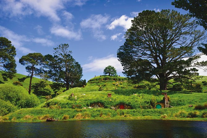 Private tour - Hobbiton Movie Set Evening Banquet Return from Auckland - The lantern-lit walk back
