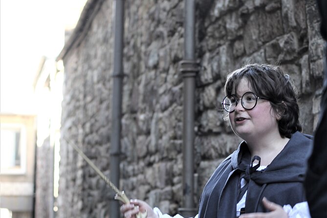 Private Walking Tour: JK Rowling's Harry Potter in Edinburgh FR - Starting at Parliament Square and entering the Old Town