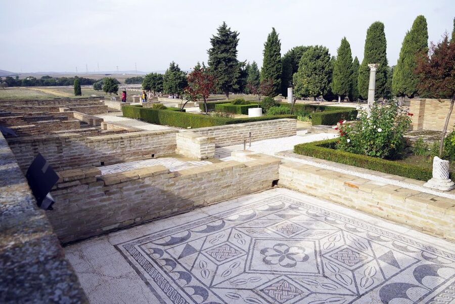 Seville: Game of Thrones and Roman Empire Italica Tour - Domus Exedra shows how Roman homes were arranged
