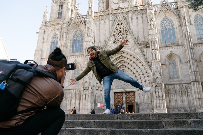 Shine in the Streets of Barcelona: cinematic & candid photos - Gothic Quarter streets for natural photographs