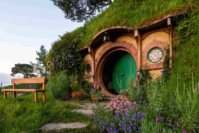 Small Group Luxury Hobbiton Tour incl. Lunch From Auckland - Who should choose this experience?