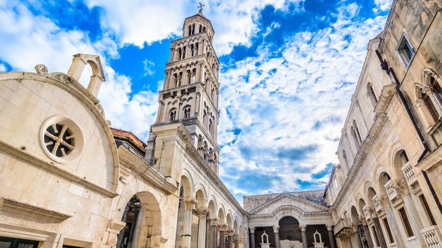 Split: Game of Thrones Tour with Diocletian's Palace Cellar - Seeing the screen beside the street