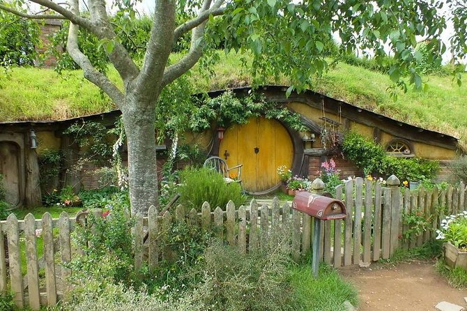 Tauranga-Hobbiton-Rotorua : Movie Set & Geysers: Private Tour - Who gets the best value from this day