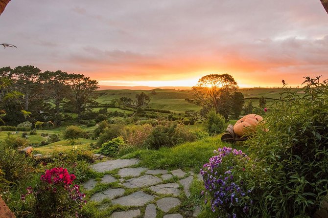 Tauranga-Hobbiton-Rotorua : Movie Set & Geysers: Private Tour - Leaving Tauranga for the Shire