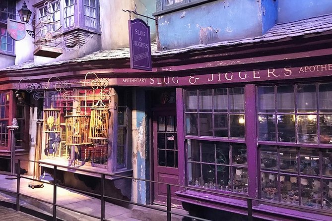 The Magic of Harry Potter Private Guided Tour for Kids and Families in London - Piccadilly Circus: finding your guide and starting the story