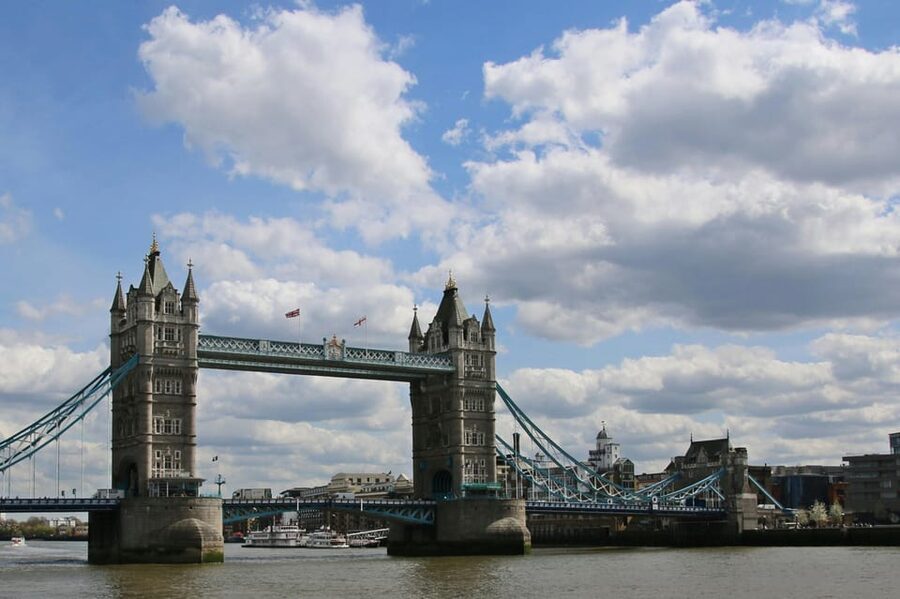 The most complete and exclusive Harry Potter tour in London - London Bridge, Borough Market, and the Leaky Cauldron
