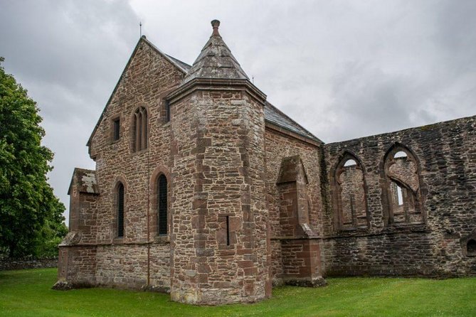 Urquhart Castle, Culloden, Clava Cairns, Loch Ness - Urquhart Castle is the scenic centerpiece