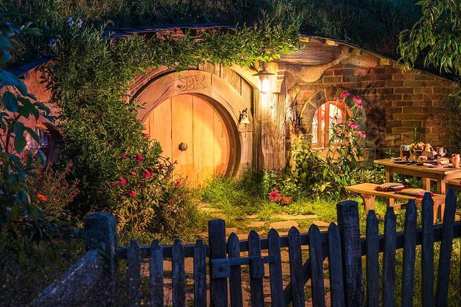 Waitomo Caves & Hobbiton Small Group Tour inc Lunch from Auckland - Otorohanga lunch: a useful reset between attractions